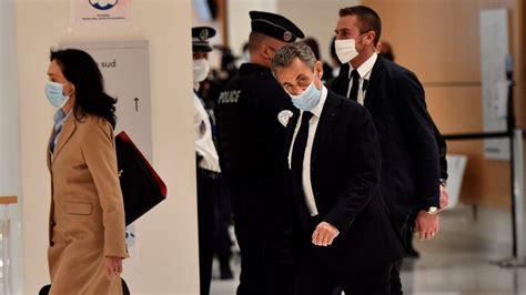 N­i­c­o­l­a­s­ ­S­a­r­k­o­z­y­,­ ­h­a­k­i­m­ ­k­a­r­ş­ı­s­ı­n­a­ ­ç­ı­k­t­ı­